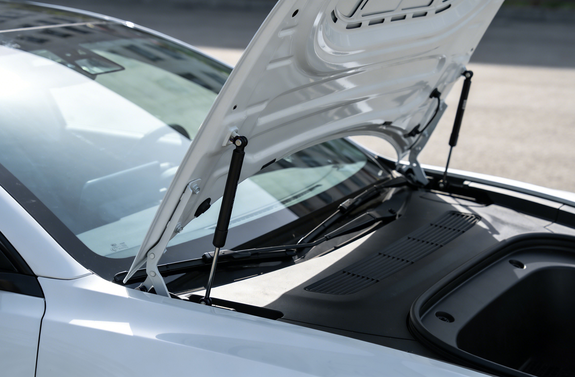 Automotive Applications - Hoods, Trunks, Tailgates